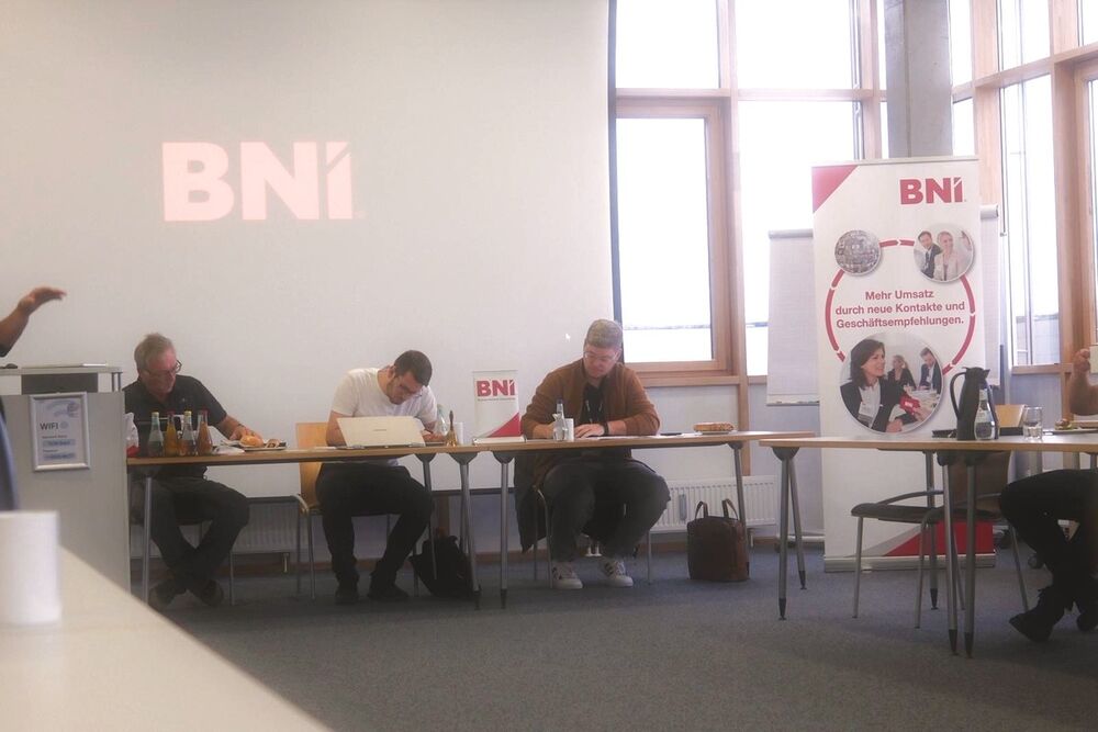 Gäste und Mitglieder im Austausch beim Unternehmerfrühstück Donau-Ries